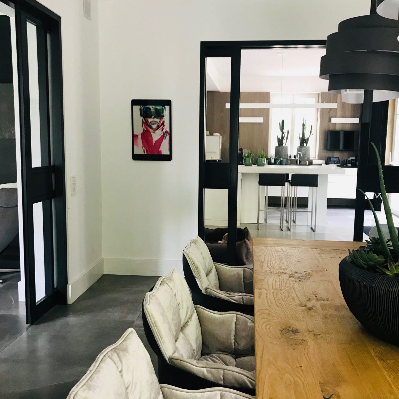 LG_KF208_V2_40x60_AVATAR